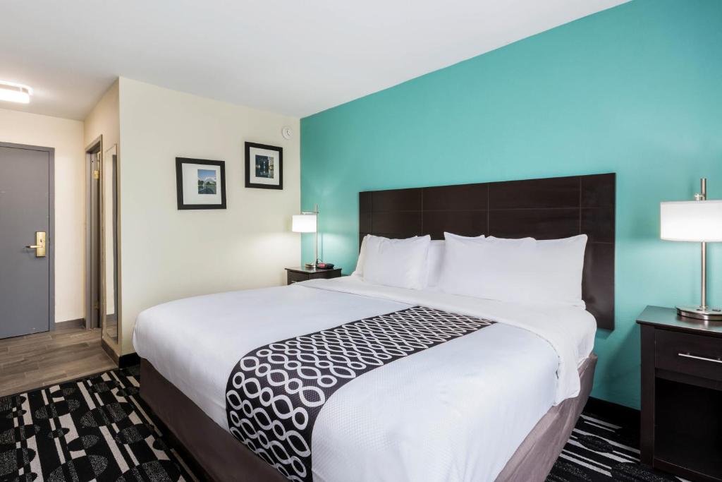 BrickTown Hotel & Suites