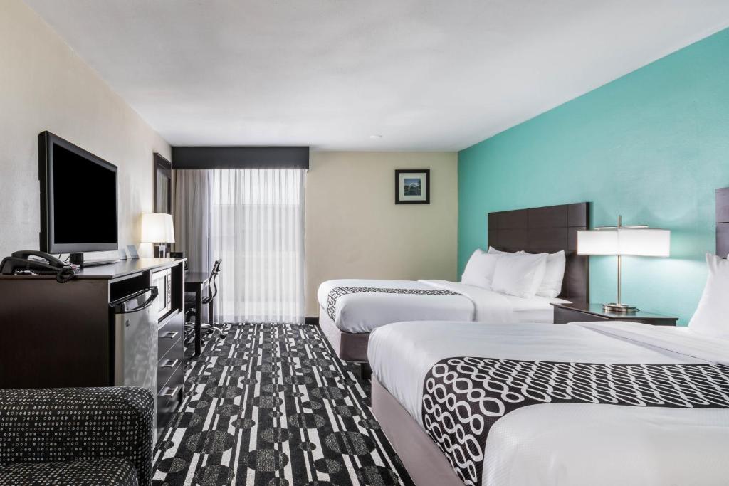 BrickTown Hotel & Suites